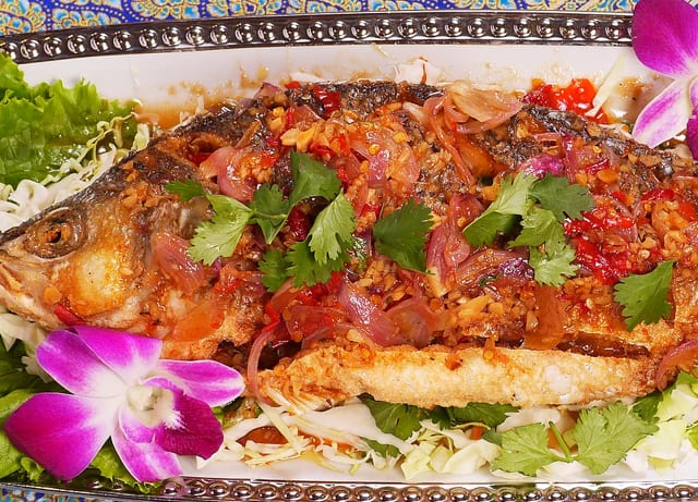 60. Fried Whole Fish with Spicy Sauce/揚げ魚のスパイシーソース添え.