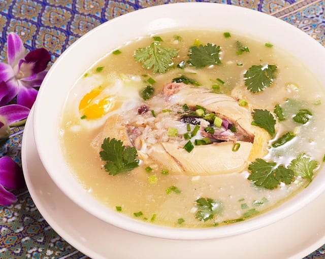 61. Ginseng Whole Chicken Soup/丸ごと鶏の朝鮮人参スープ.