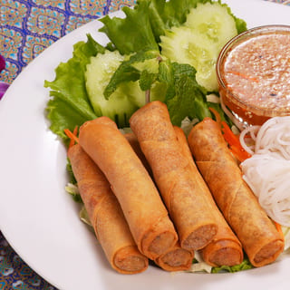 1. Spring Rolls / 揚げ春巻き (6 Pieces)