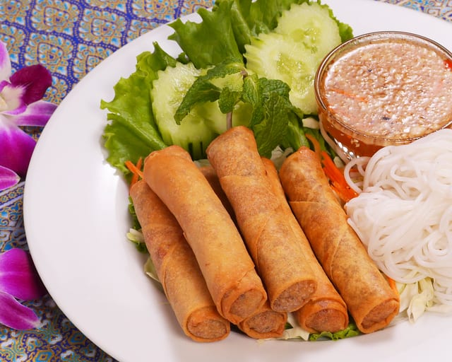 1. Spring Rolls / 揚げ春巻き (6 Pieces).